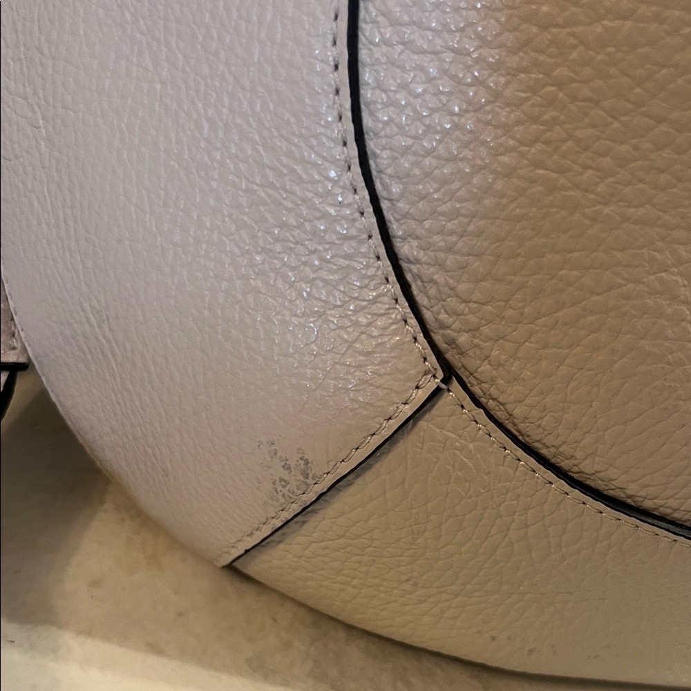 Mario Valentino Cream Shoulder Bag with Gold Details - Picture 3 of 9